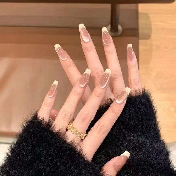 Kunstnägel mit Eleganter French-Spitze Karnz