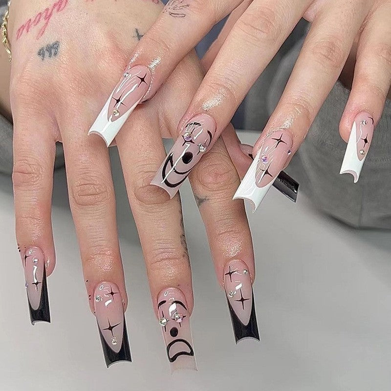 Nagelkunst mit Herz- und Lippenmotiven Karnz