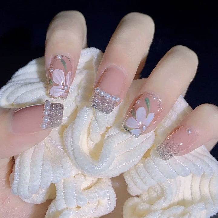 Kunstnagelset mit funkelnden Glitzer- und holografischen Akzenten Karnz
