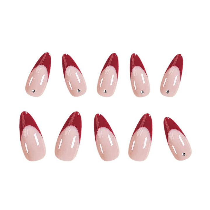 Elegante Stiletto-Nagelkunst mit Strassakzenten