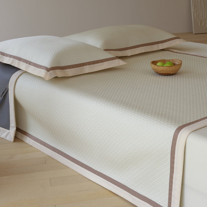 Stepp-Tagesdecke mit strukturiertem Waffelmuster und Kissenbezügen