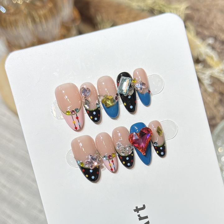Künstlerisches Press-On Nagelset mit bunten Juwelenakzenten Karnz