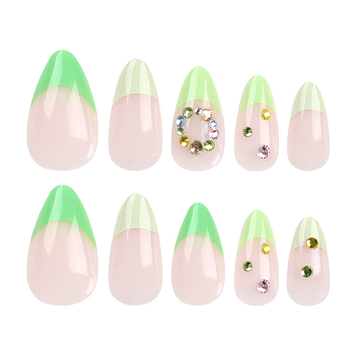 Künstliche Nagelkunst mit frühlingshaftem Design und funkelnden Akzenten Karnz