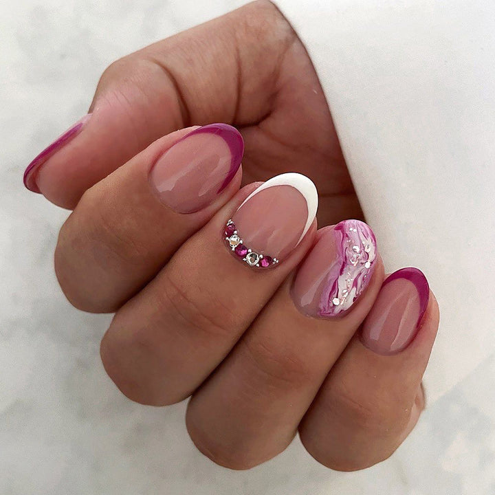 Elegante Kunstnägel mit glamourösem Farbverlauf und Strass-Akzenten Karnz