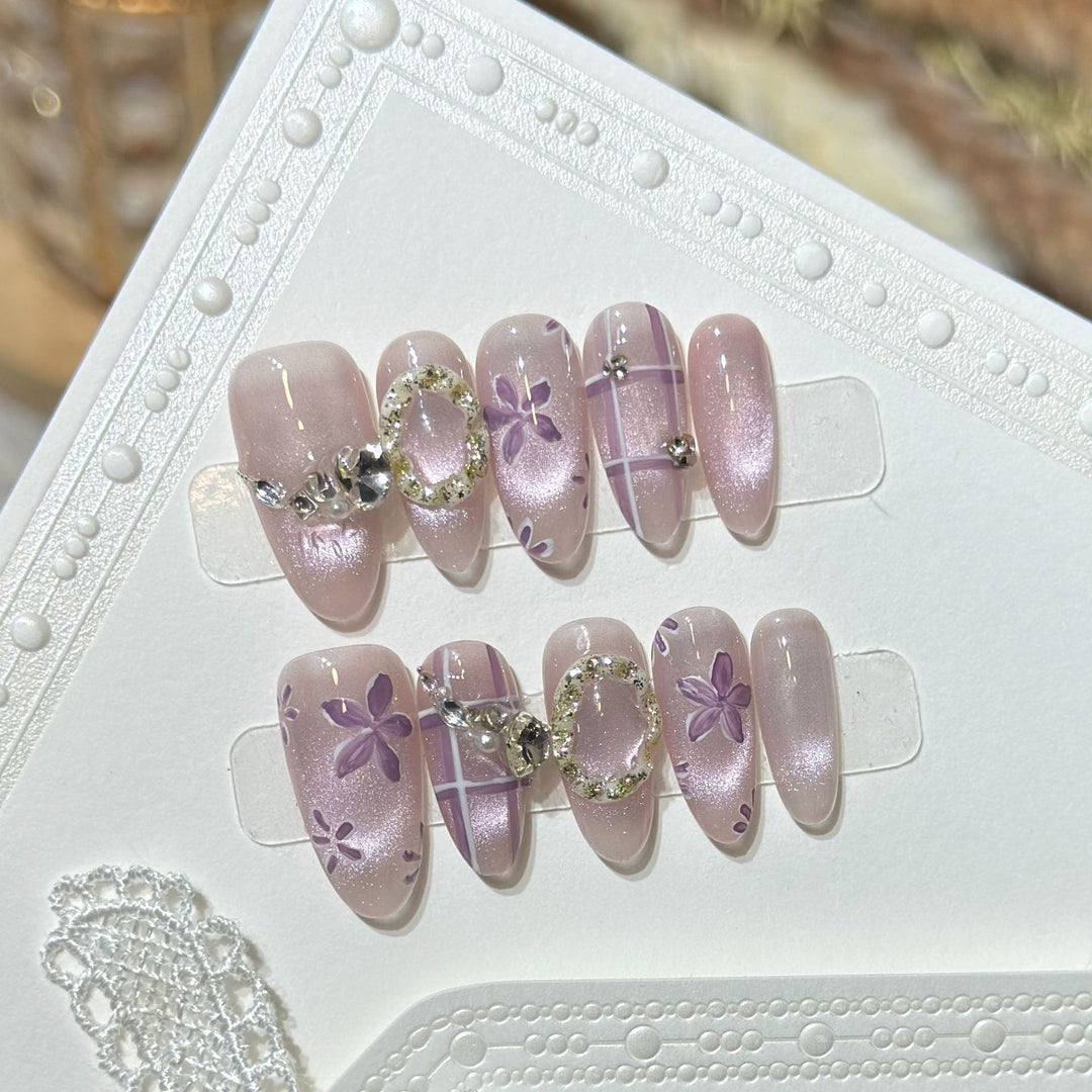 Künstlerisches Press-On-Nagelset mit floralen Akzenten Karnz