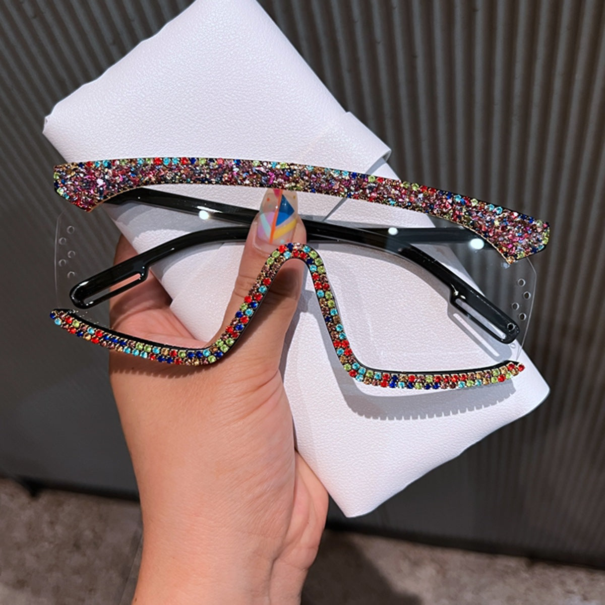 Damen Sonnenbrille mit funkelndem Strassrahmen und modernem Design Karnz