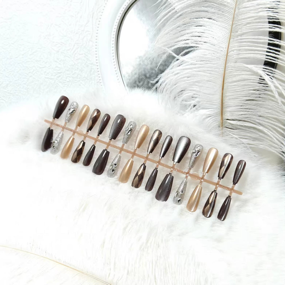 Glamouröse Kunstnägel Im Eleganten Metallic-Look Karnz