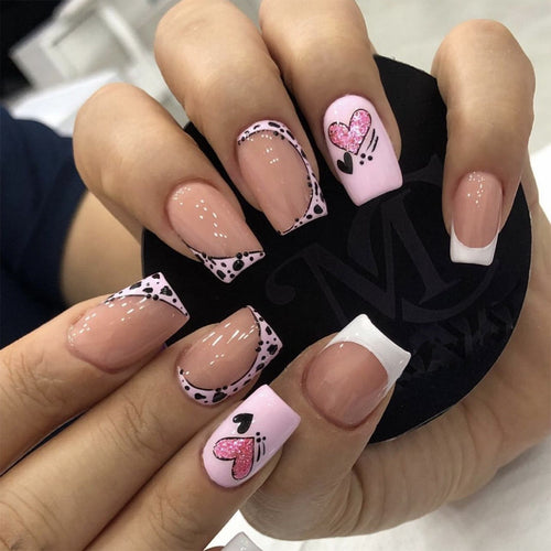 Kunstvolle Nagelkunst mit Herz- und Tiermotiven Karnz