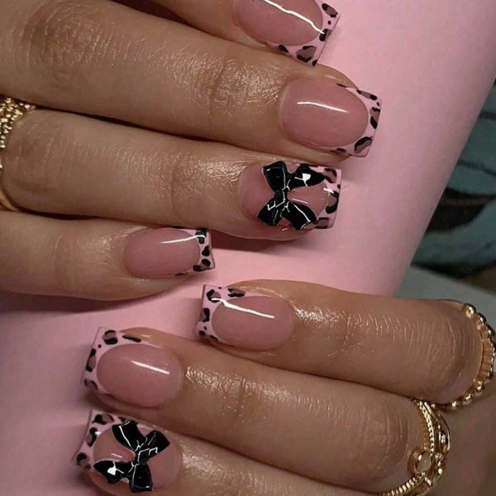 Kunstnagelset mit eleganten 3D-Schleifen und Leopardendesign Karnz