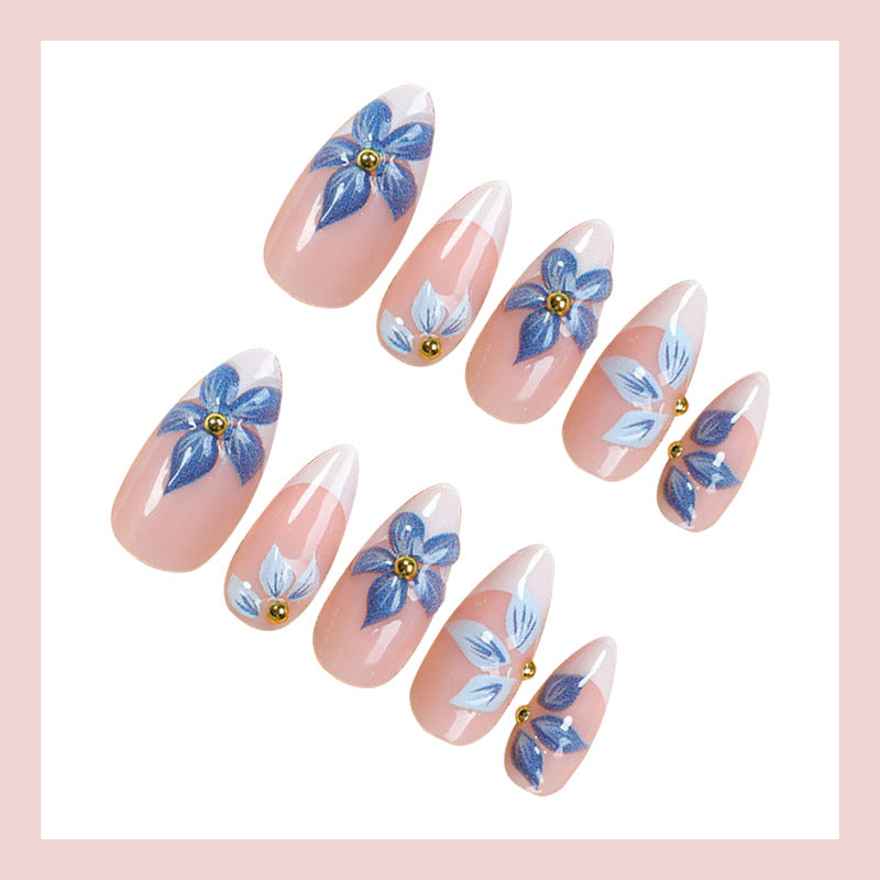 Kunstnagelset mit floralen Akzenten und elegantem French-Tipp Karnz