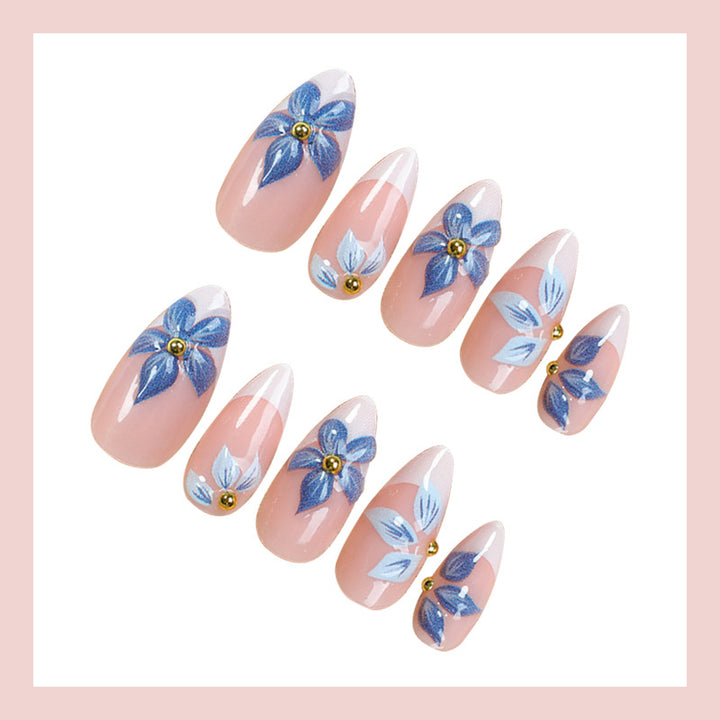Kunstnagelset mit floralen Akzenten und elegantem French-Tipp Karnz