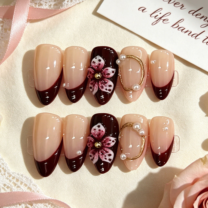 Dekoratives Floral Press-On-Nagelkunst-Set mit eleganten Verzierungen Karnz