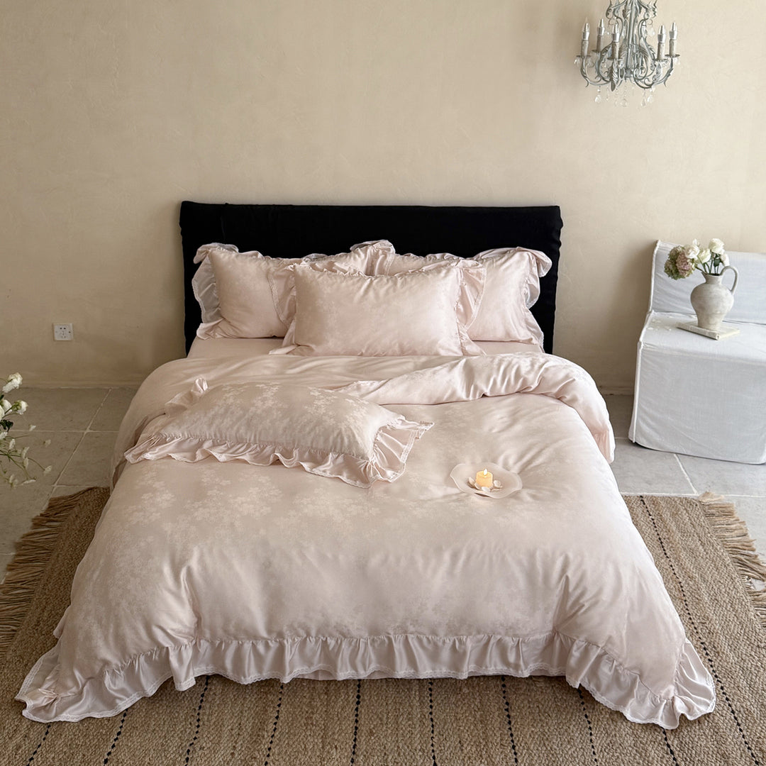 Luxuriöse Bettwäsche-Garnitur aus Mako‑Satin mit Rüschenbordüre und feinem Blumen‑Jacquard Karnz