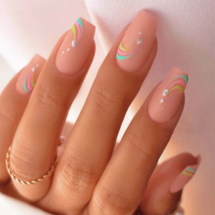 Künstlerisches Press-On-Nagelset mit bunten Wellenmustern Karnz
