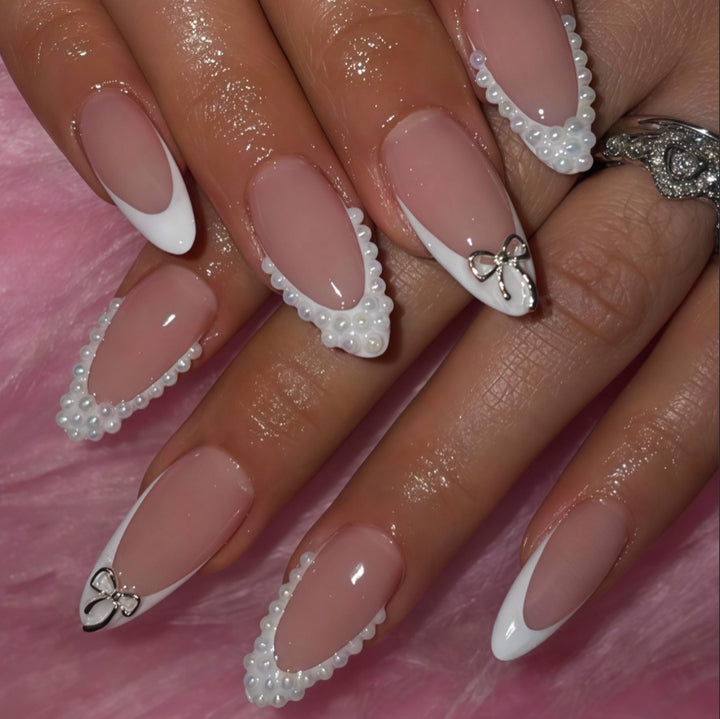 Elegantes Acryl Press-On Nagelset mit Perle und Schleifenakzenten Karnz