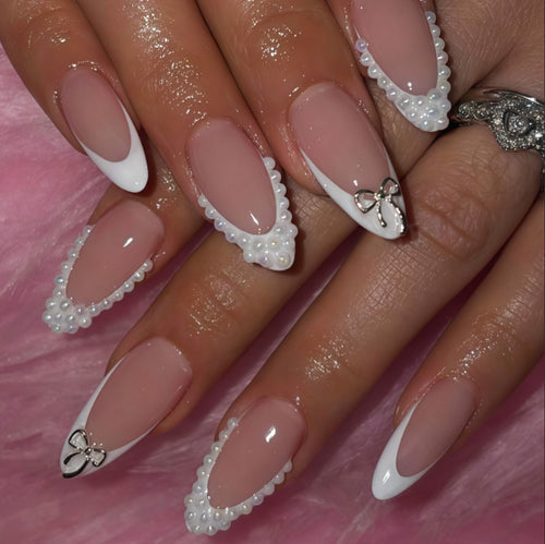 Elegantes Acryl Press-On Nagelset mit Perle und Schleifenakzenten Karnz