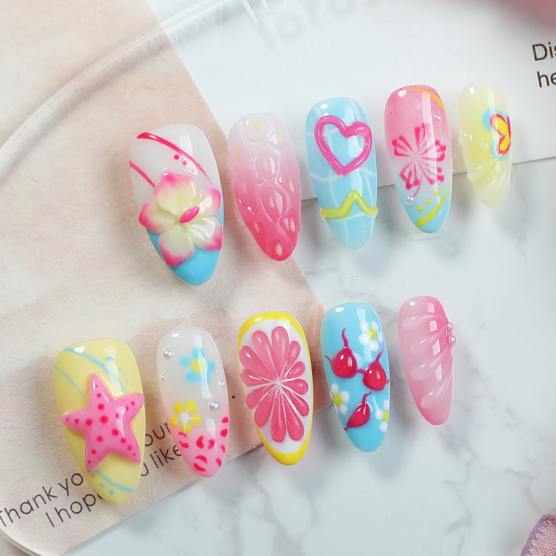 Kreatives Kunstnagelset mit verspieltem floralen Design und Glitzereffekten Karnz