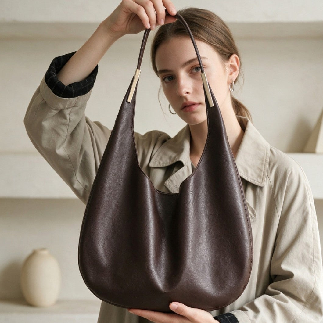 Weiche genarbte schlaffe Hobo-Schultertasche mit Metallbesatz-Griff