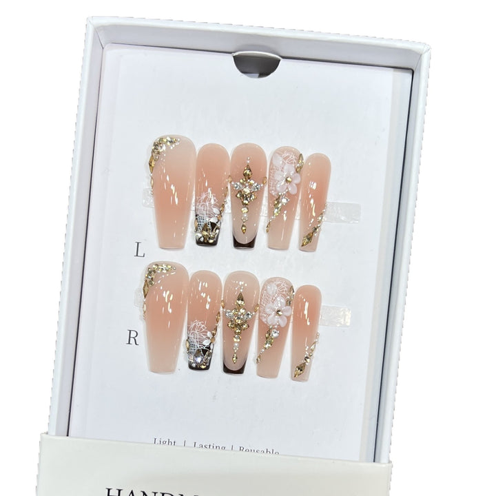 Künstlerisches wiederverwendbares Press-On-Nagelset mit floralen und goldenen Akzenten Karnz