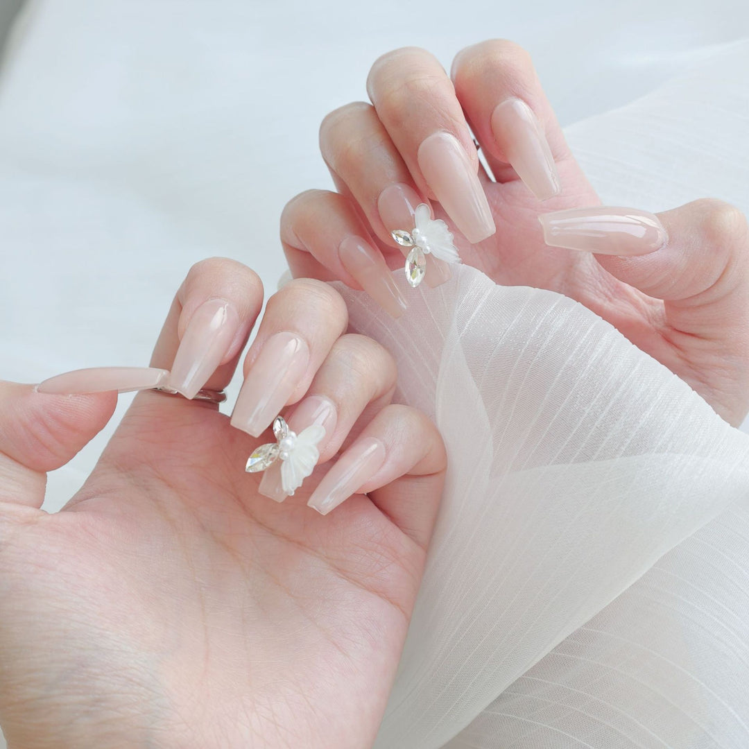 Elegantes Press-On-Nagel-Set mit floralen Akzenten