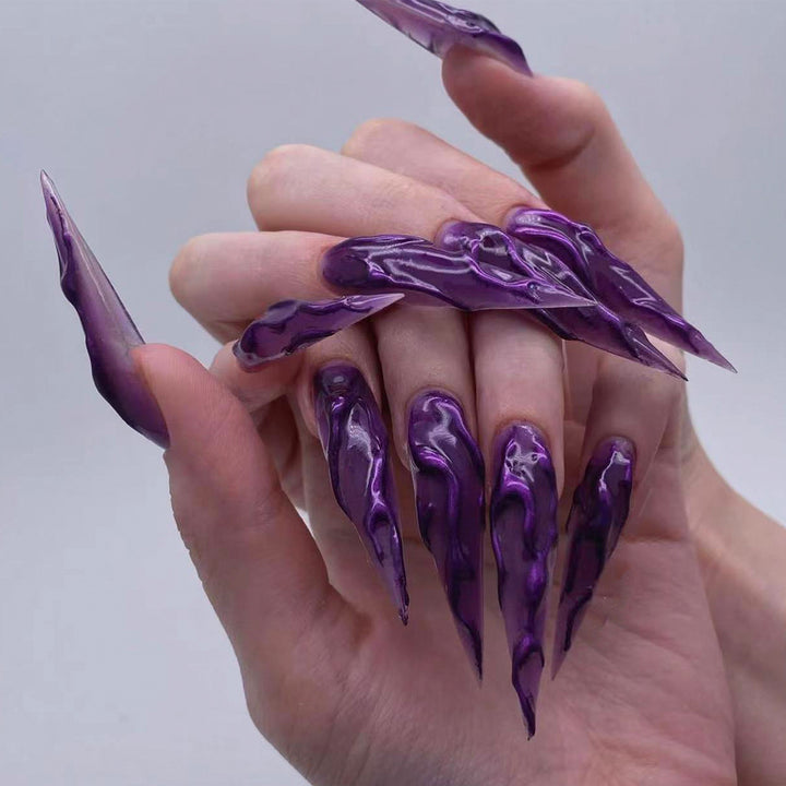 Kreative Stiletto-Nagelkunst mit blutroten Akzenten Karnz