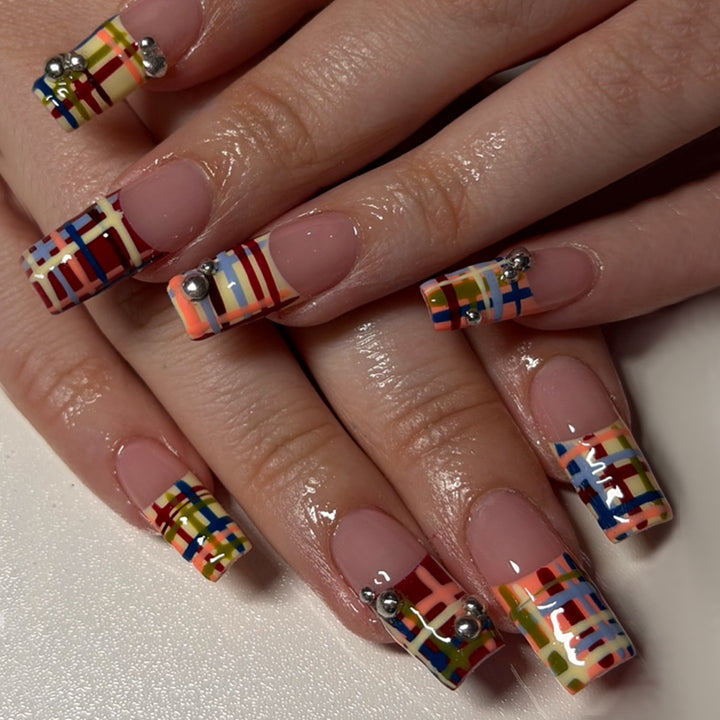 Kunstfingernägel mit Geometrischen Mustern und Glänzenden Akzenten Karnz