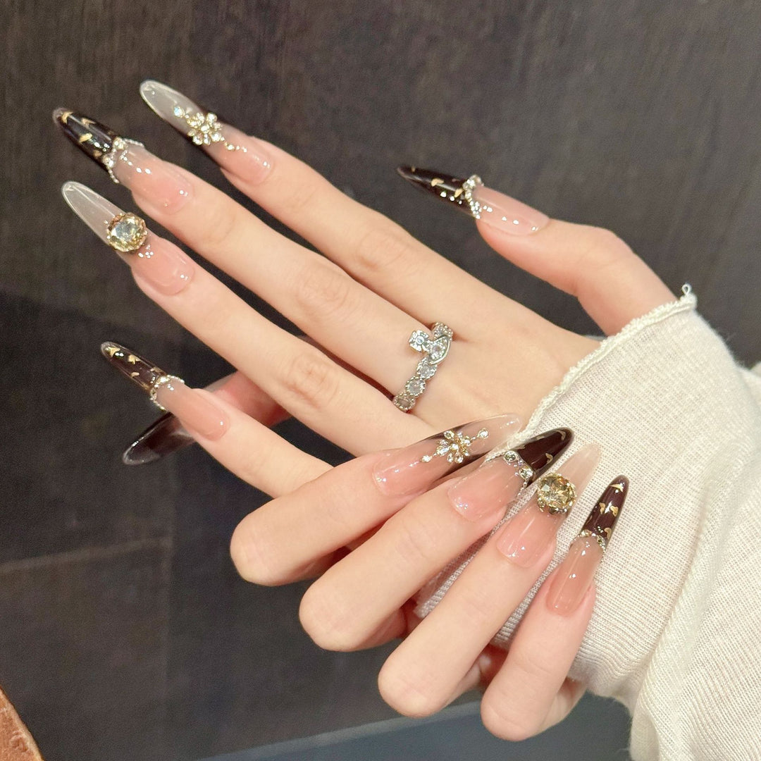 Glamouröses Press-On Nail Art Set mit dekorativen Elementen