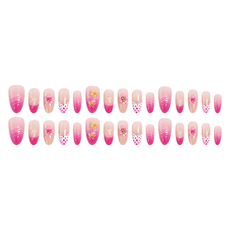 Kunstnagelset mit floralen und eleganten Verzierungen Karnz