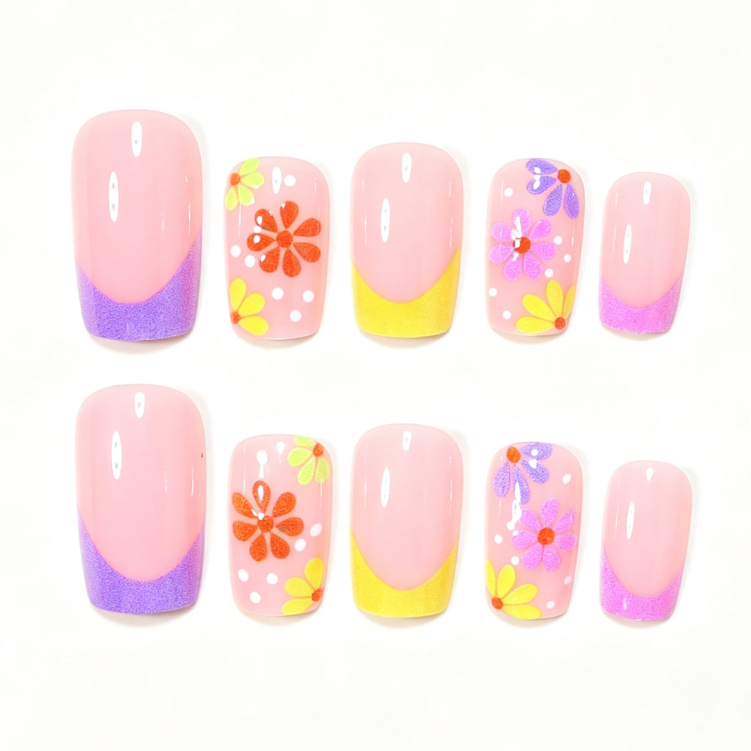 Dekoratives florales Nagelkunstdesign Karnz