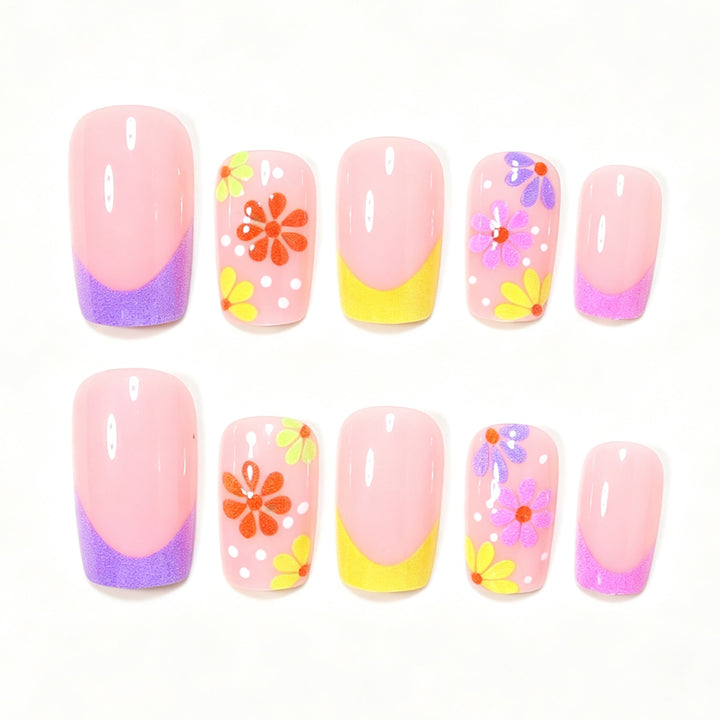 Dekoratives florales Nagelkunstdesign Karnz