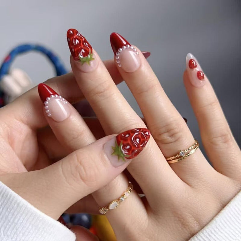Kunstvolle Nagelspitzen mit Erdbeermotiv Karnz
