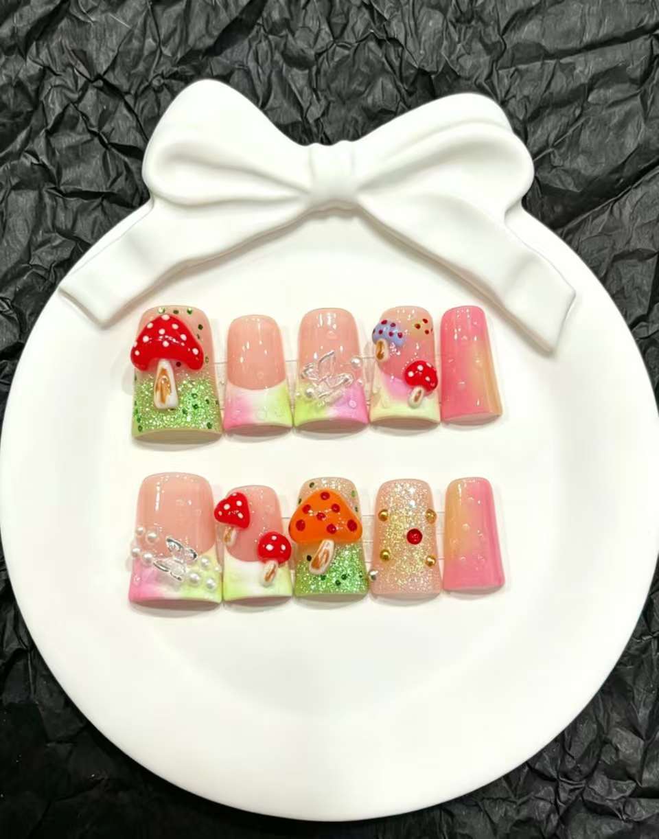 Dekoratives Press-On Nail Art Set mit floralen und Insektenakzenten