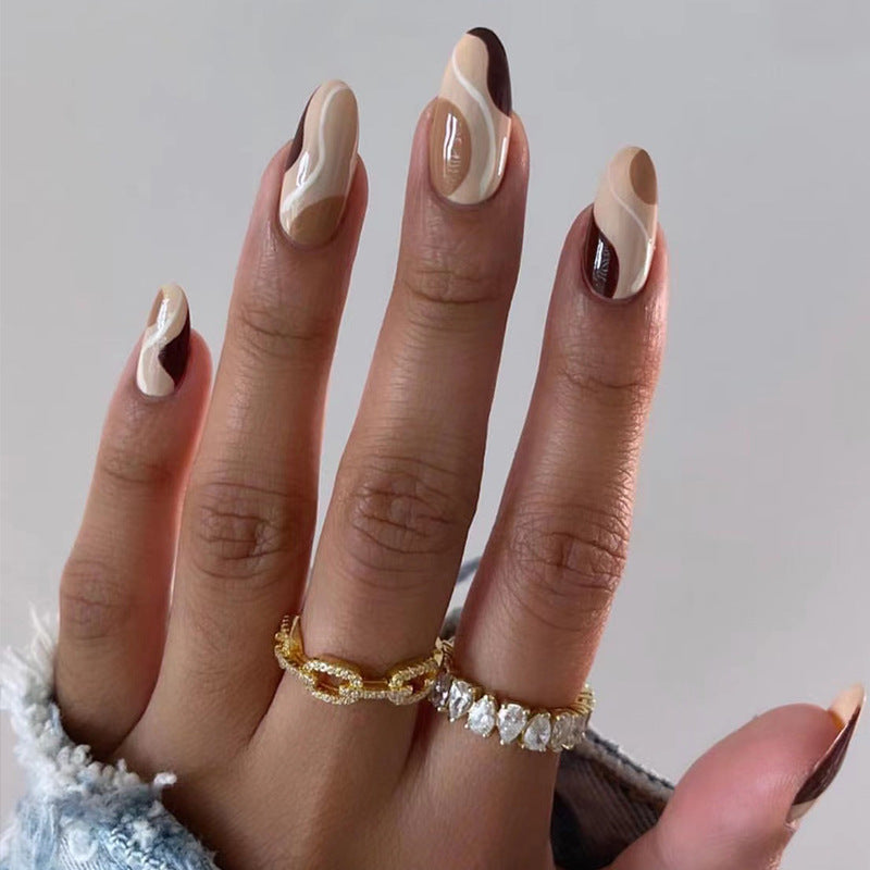 Künstliche Nagelverlängerungen im eleganten Wellen-Design Karnz