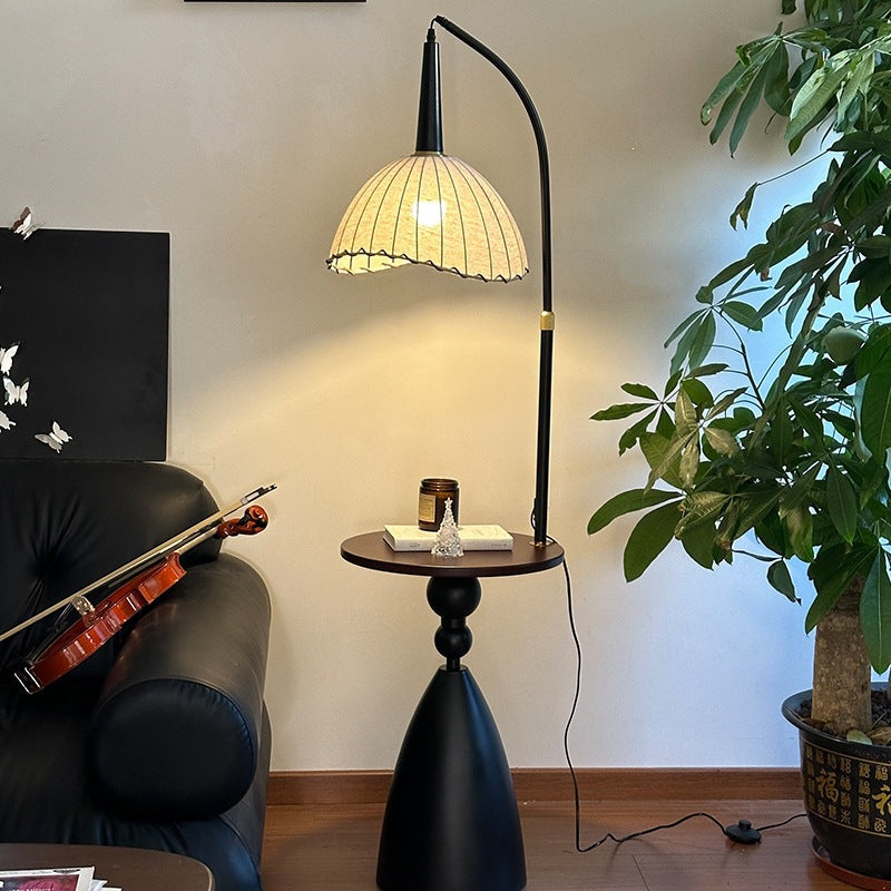 Elegante Bogenstehlampe mit integriertem Beistelltisch