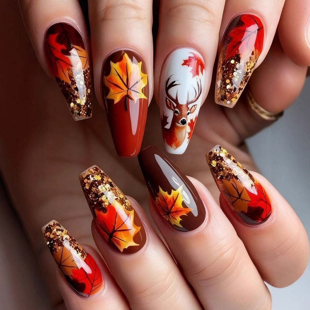 Künstliche Nagelkunst mit Herbstlichem Blatt-Design Karnz