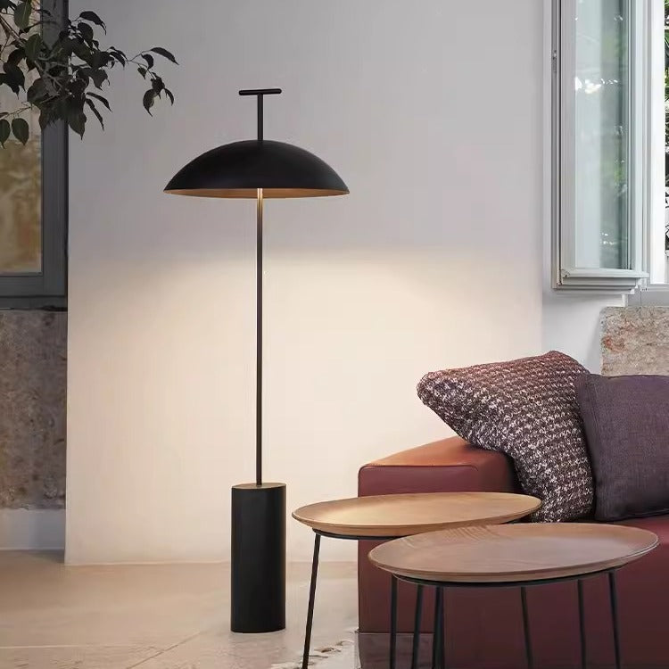 Moderner minimalistischer Stehlampe mit zylindrischem Fuß