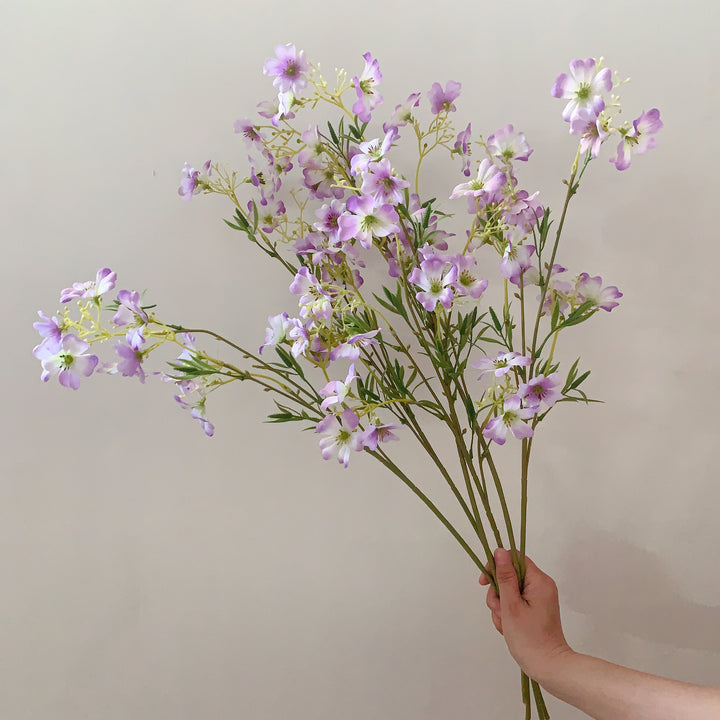 Lebensnahe tropische Blumenstängel