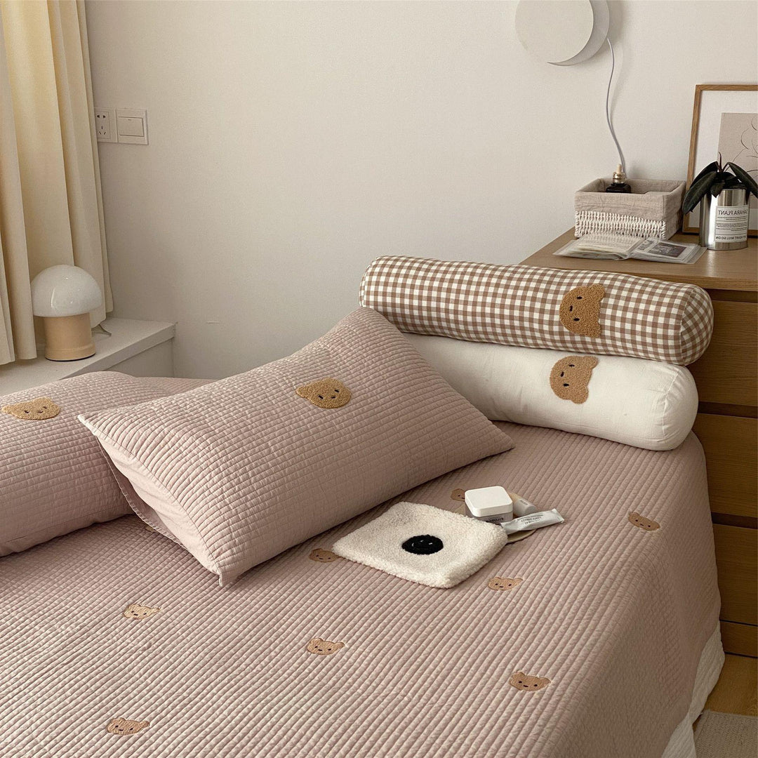 Gepolstertes Steppbett-Set mit gestickten Bärenapplikationen und Nackenrolle