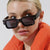 Damen modische quadratische Sonnenbrille mit robustem Rahmen und komfortablem Sitz Karnz