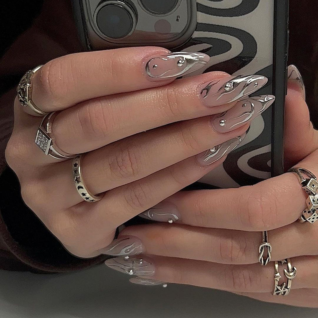 Kunstnagelset mit elegantem Wassertropfen-Design und 3D-Akzenten Karnz