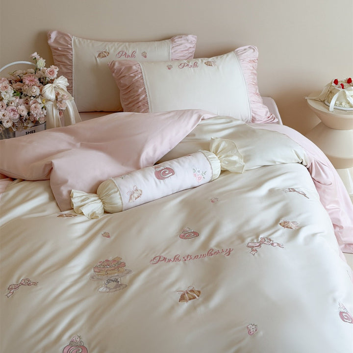 Pastell Erdbeer-Motiv Baumwoll-Satin Bettdeckenbezug Set mit Rüschenschonbezügen und dekorativem Bolster
