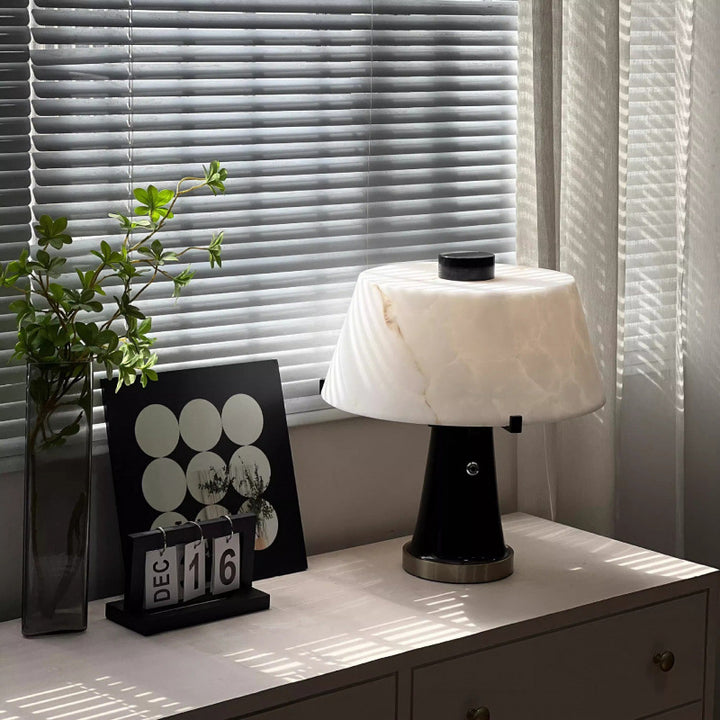 Moderne Alabaster-Basen Tischlampe