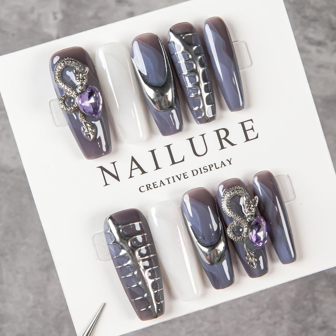 Künstlerisches Skulptur-Nagelset mit metallischen Akzenten