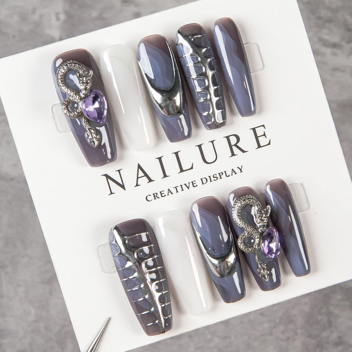 Künstlerisches Skulptur-Nagelset mit metallischen Akzenten
