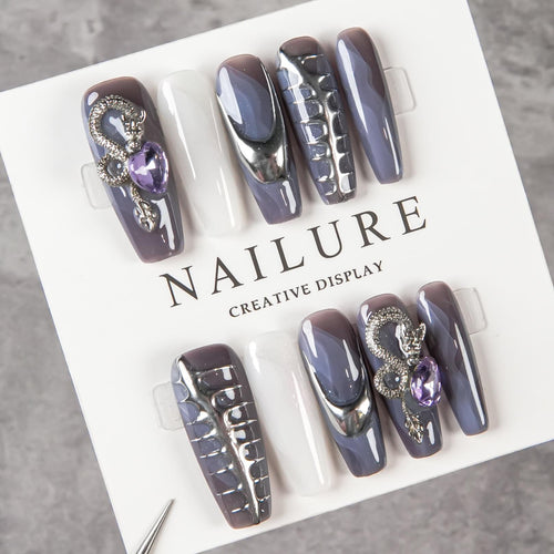 Künstlerisches Skulptur-Nagelset mit metallischen Akzenten