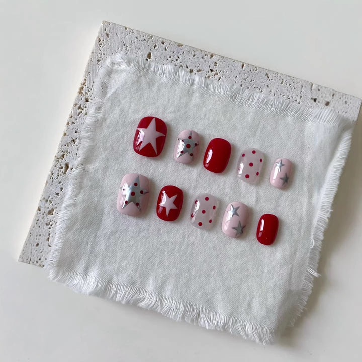 Künstlerisches Press-On Nagelkunst-Set mit Stern- und Punktdesigns
