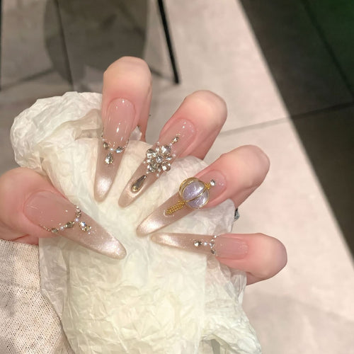 Dekoratives Stiletto Press-On Nagelset mit eleganten Schmucksteinverzierungen Karnz