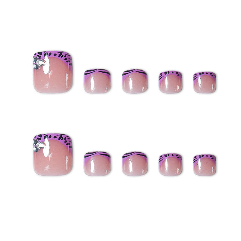 Glamouröse Press-On Nagelset mit dekorativen Akzenten Karnz