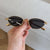 Damen Designer-Sonnenbrille mit elegantem Metallgestell und schützenden Gläsern Karnz