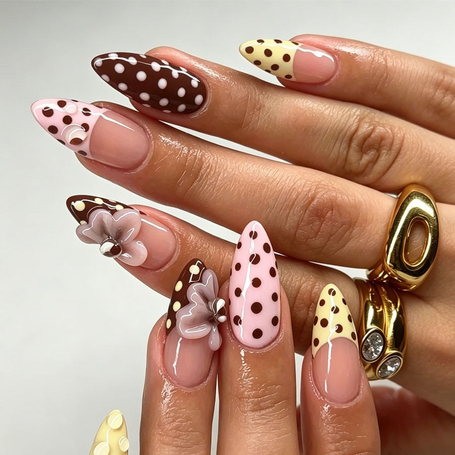Kreatives Kunstnagelset mit Blumen- und Punkte-Design Karnz
